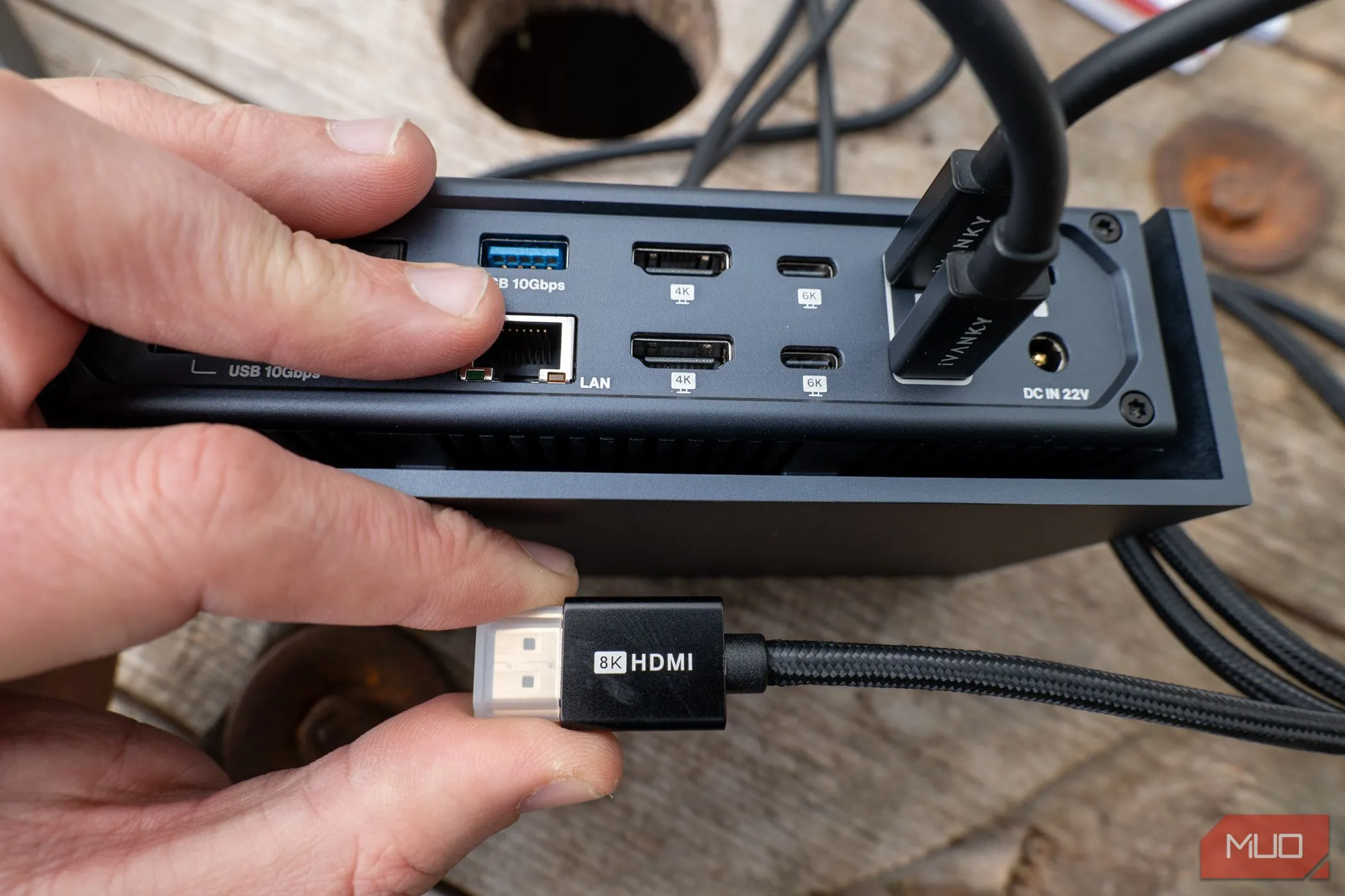 Cáp HDMI 8K Ivanky FusionDock Max 1, một ví dụ về giải pháp kết nối màn hình độ phân giải cao