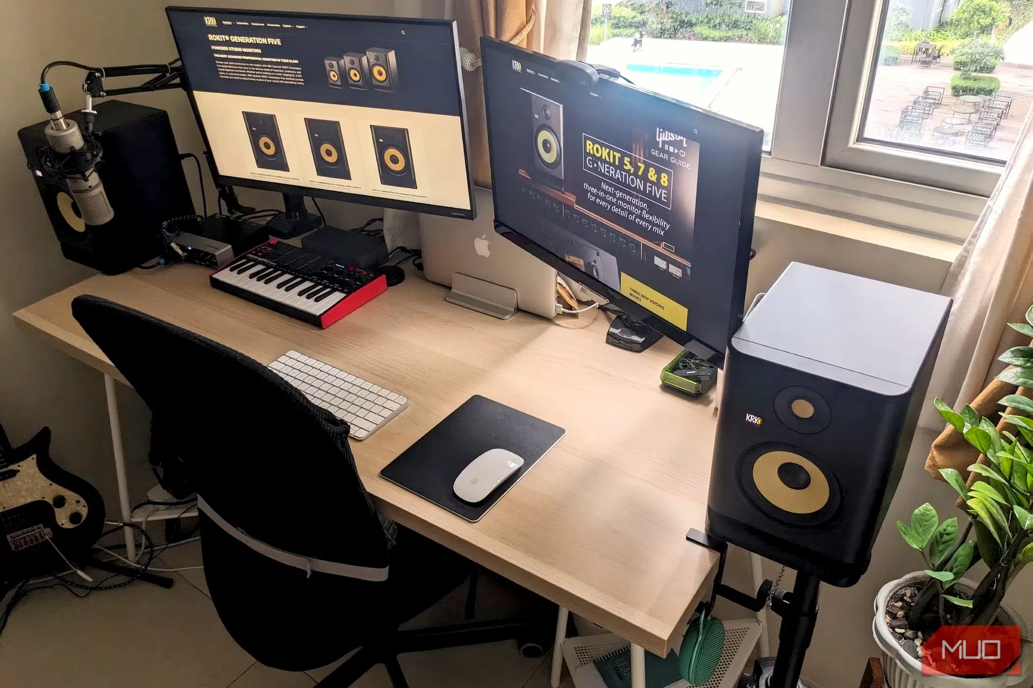 Cặp loa USB đang hoạt động như một phần của hệ thống máy tính để bàn, kết nối trực tiếp vào màn hình.