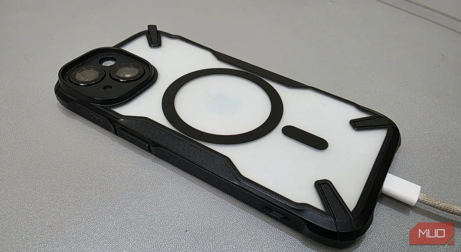 Cáp sạc kết nối với iPhone 15 minh họa tốc độ sạc khác nhau theo công suất