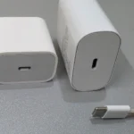 Cáp sạc USB-A và USB-C cùng hai củ sạc khác nhau