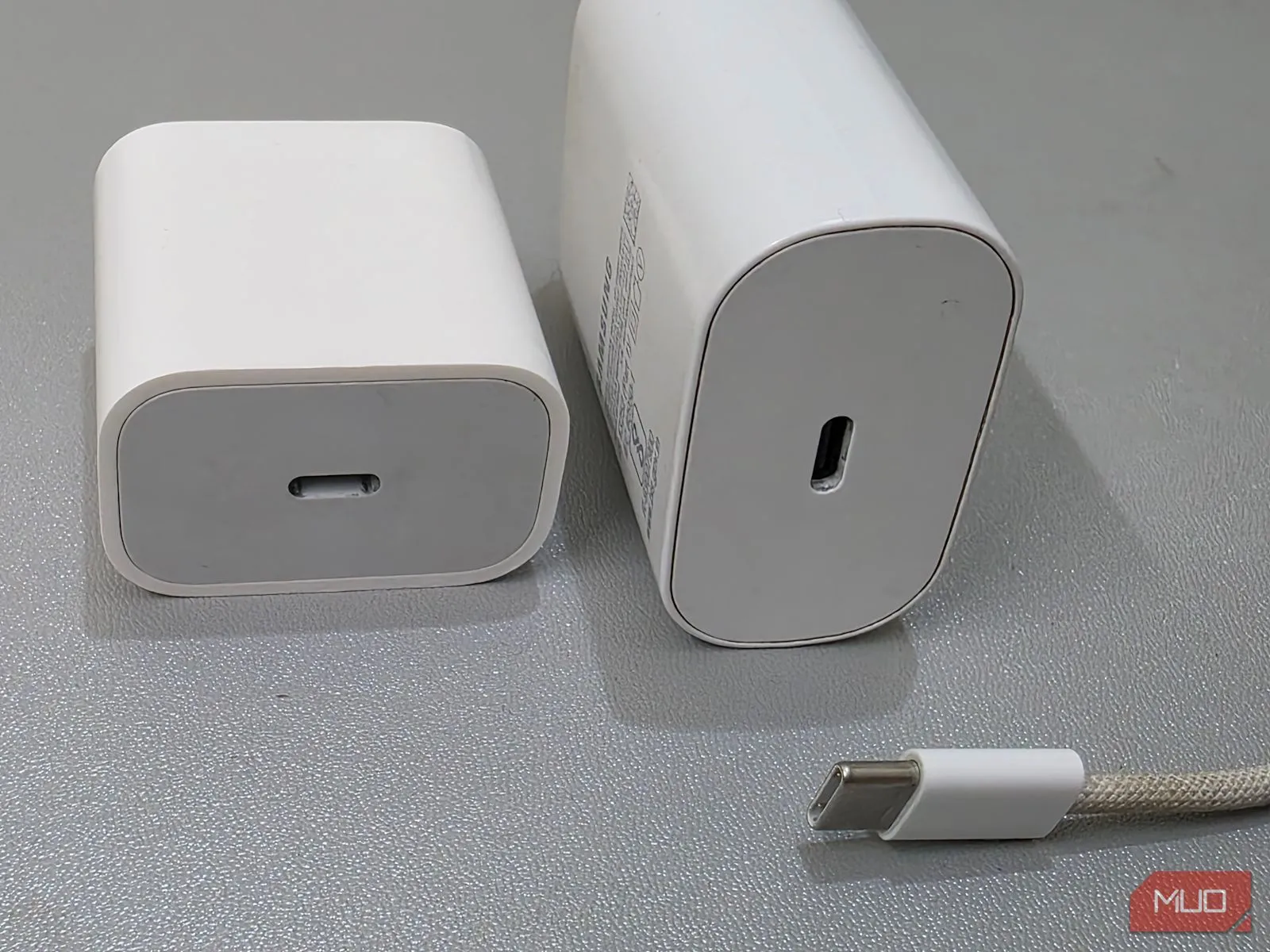 Cáp sạc USB-A và USB-C cùng hai củ sạc khác nhau