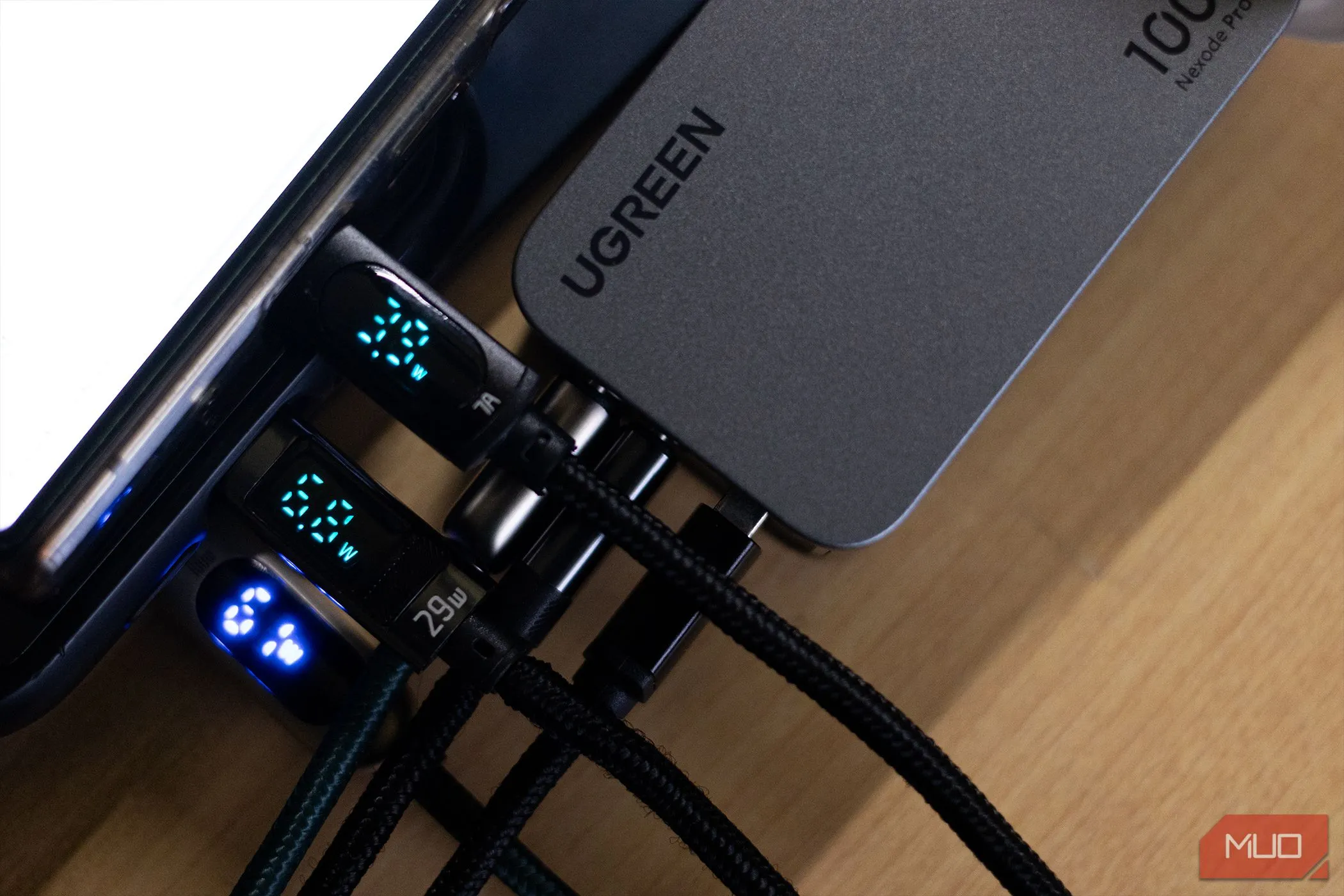 Cáp sạc USB-C chất lượng cao hiển thị công suất truyền tải, nhấn mạnh tầm quan trọng của chất lượng cáp trong việc sạc nhanh và hiệu quả