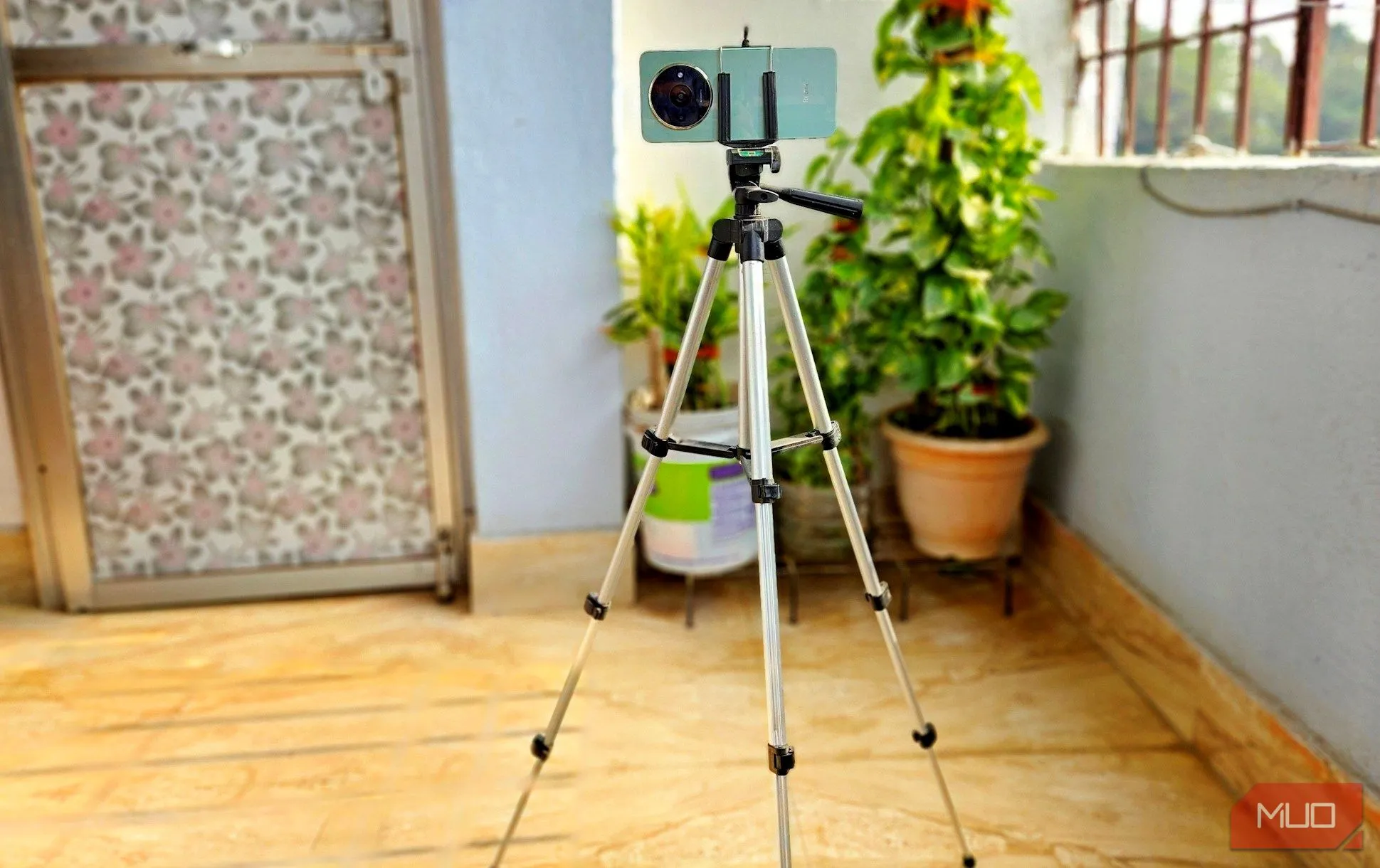 Chân máy ảnh giúp ổn định điện thoại khi chụp ảnh đêm, giảm rung và mờ ảnh.
