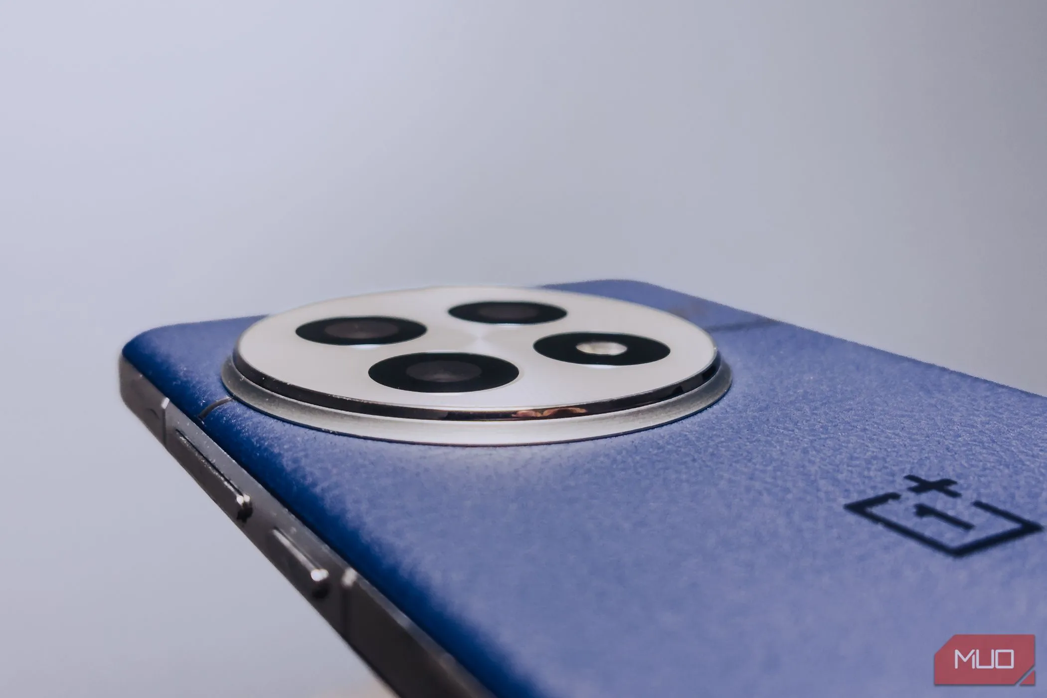 Chi tiết cảm biến và ống kính trong cụm camera OnePlus 13.