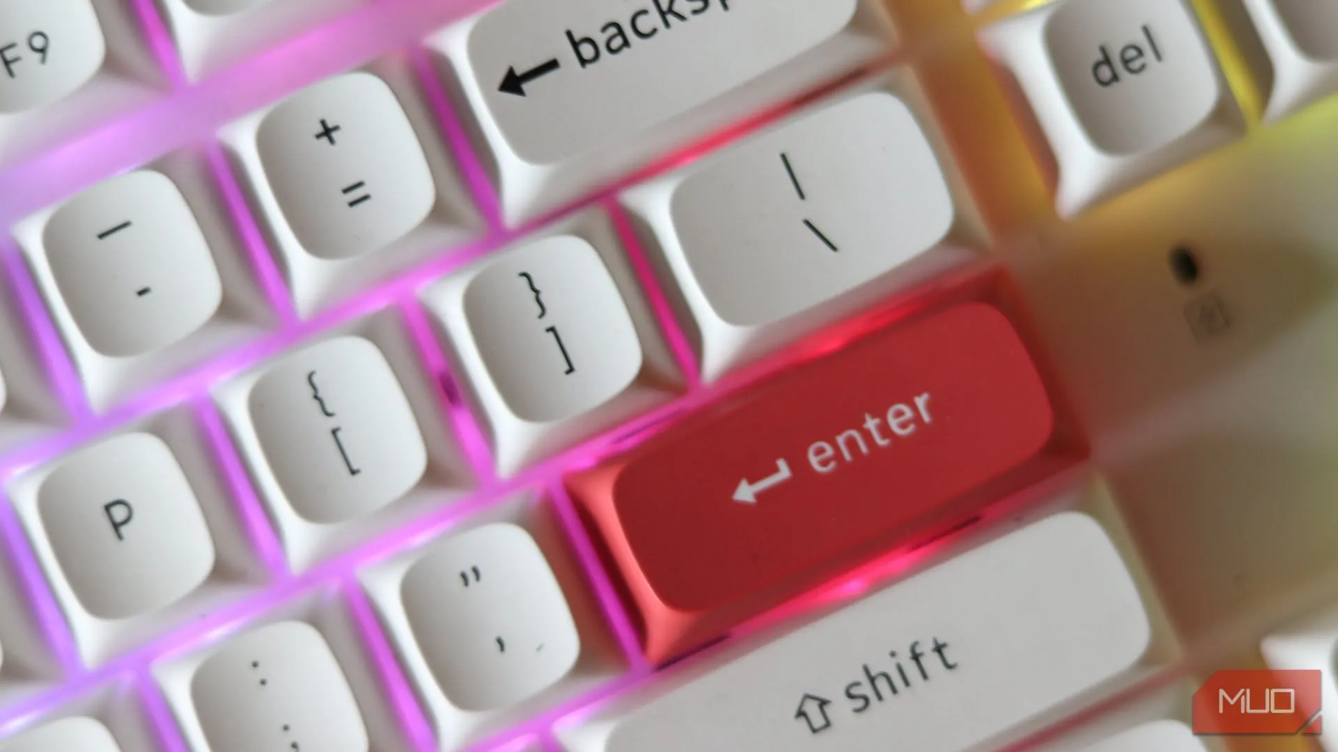 Chi tiết phím Enter màu đặc trưng trên bàn phím cơ Keychron K8 Pro Orion Frost, thể hiện chất lượng hoàn thiện cao cấp