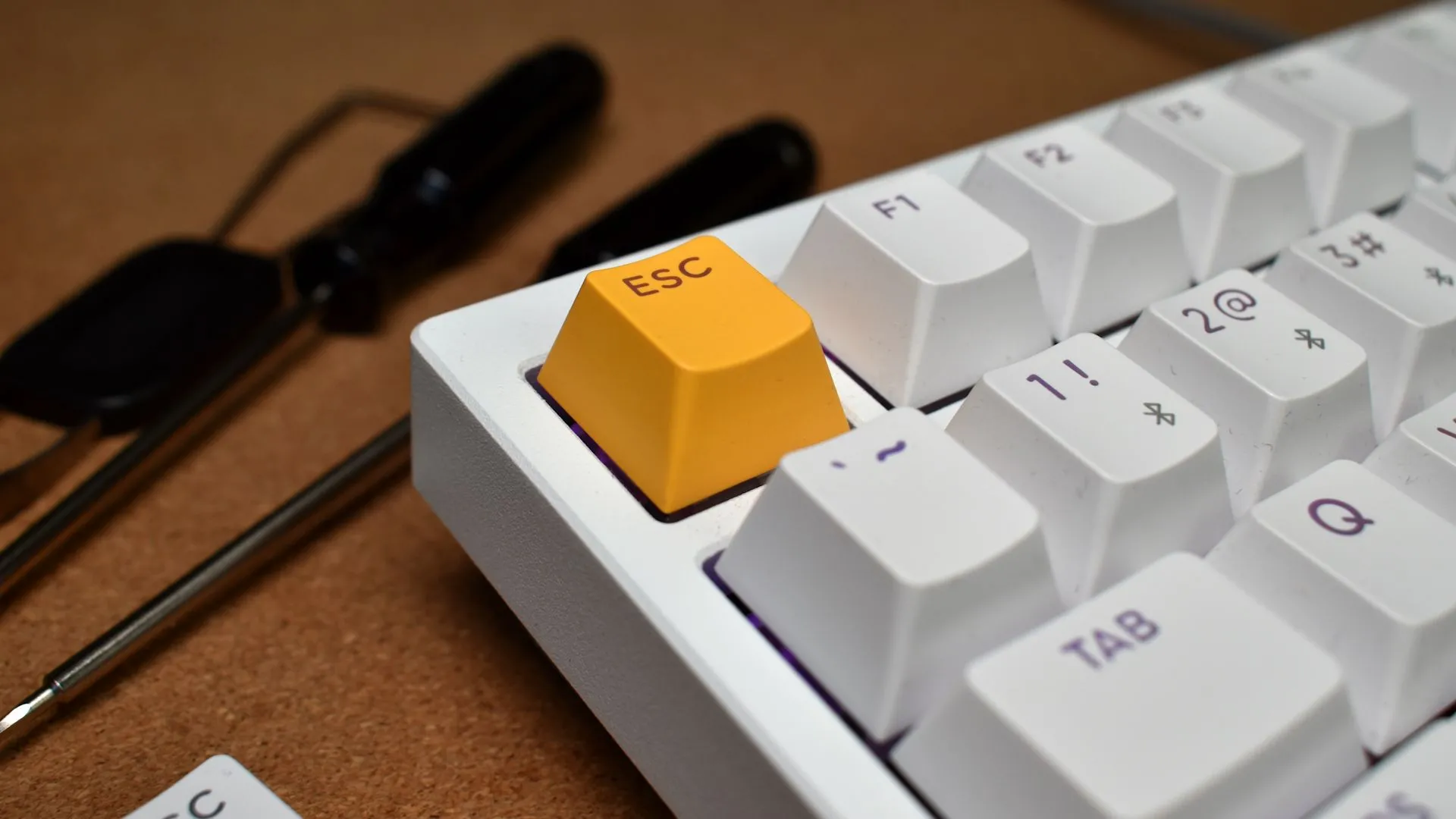 Chi tiết phím ESC của Lemokey P1 HE với điểm nhấn màu vàng đặc trưng.