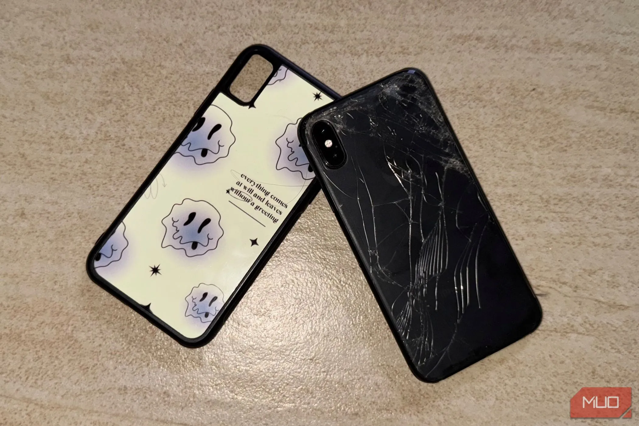 Chiếc iPhone X với mặt lưng kính bị nứt vỡ, minh họa nhược điểm của vật liệu kính.
