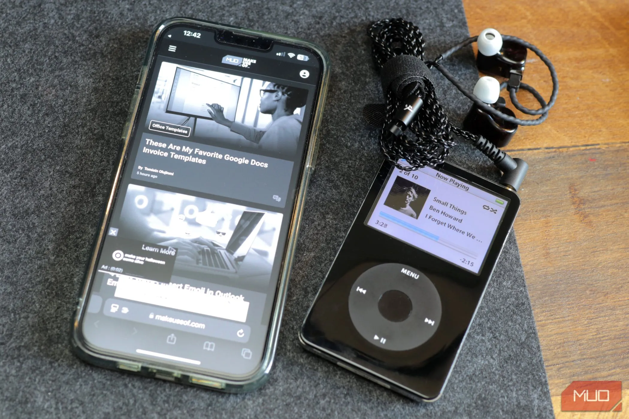 Chiếc iPod cổ điển và iPhone 13, minh họa ý tưởng tái sử dụng iPhone cũ thành iPod