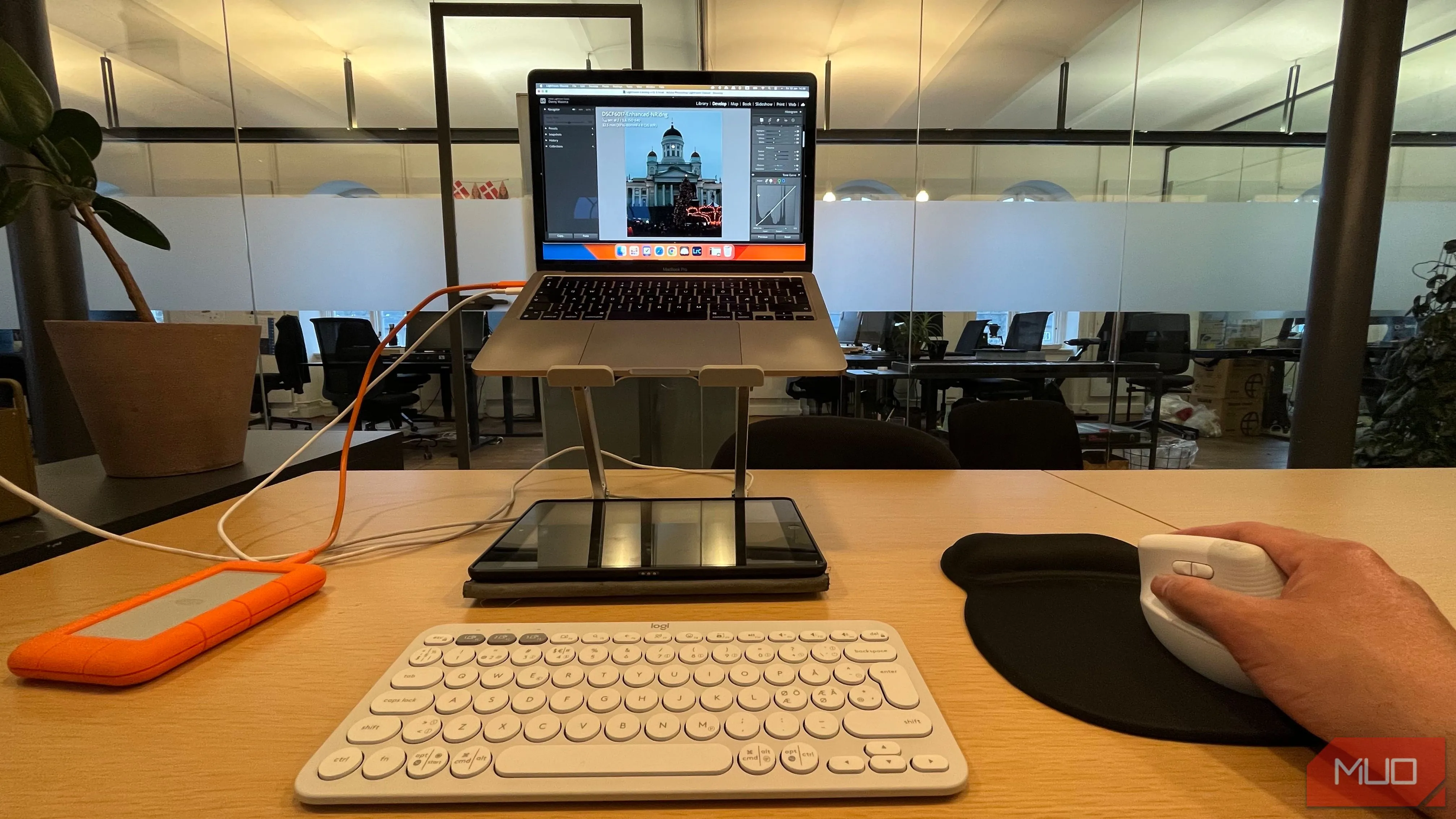 Chỉnh sửa ảnh trên laptop bằng chuột không dây để có độ chính xác cao