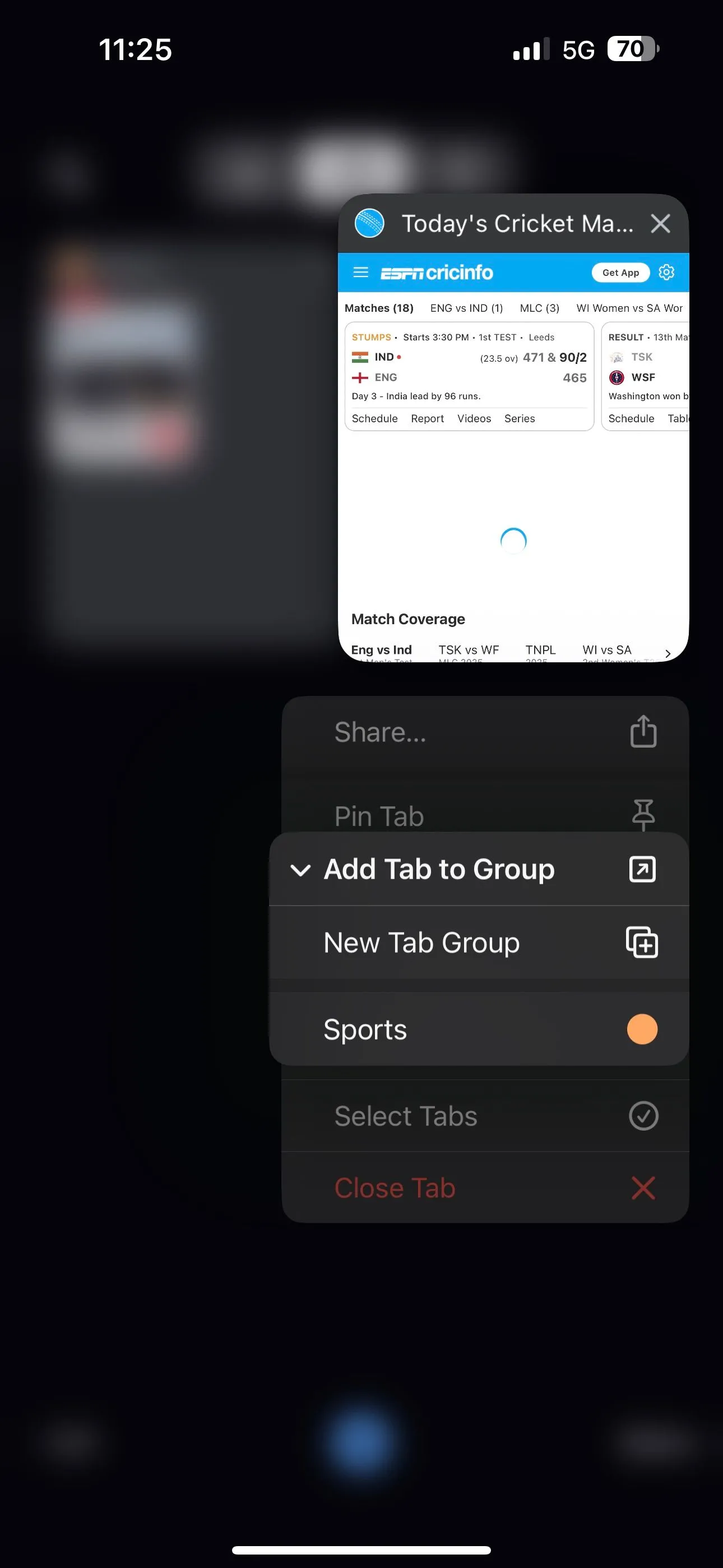 Chọn một nhóm tab để thêm tab vào đó trong Chrome trên iPhone.
