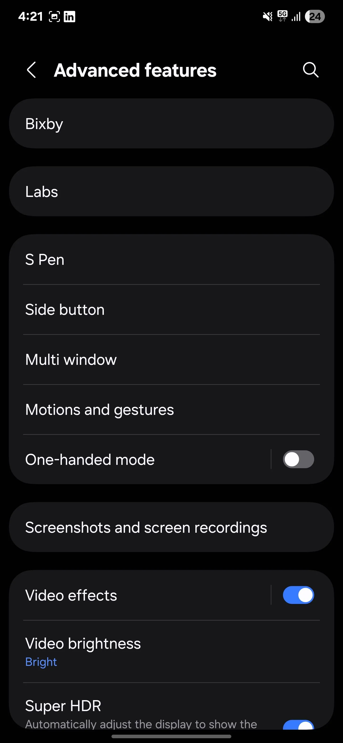 Chọn mục Tính năng nâng cao trong cài đặt Samsung để truy cập Bixby