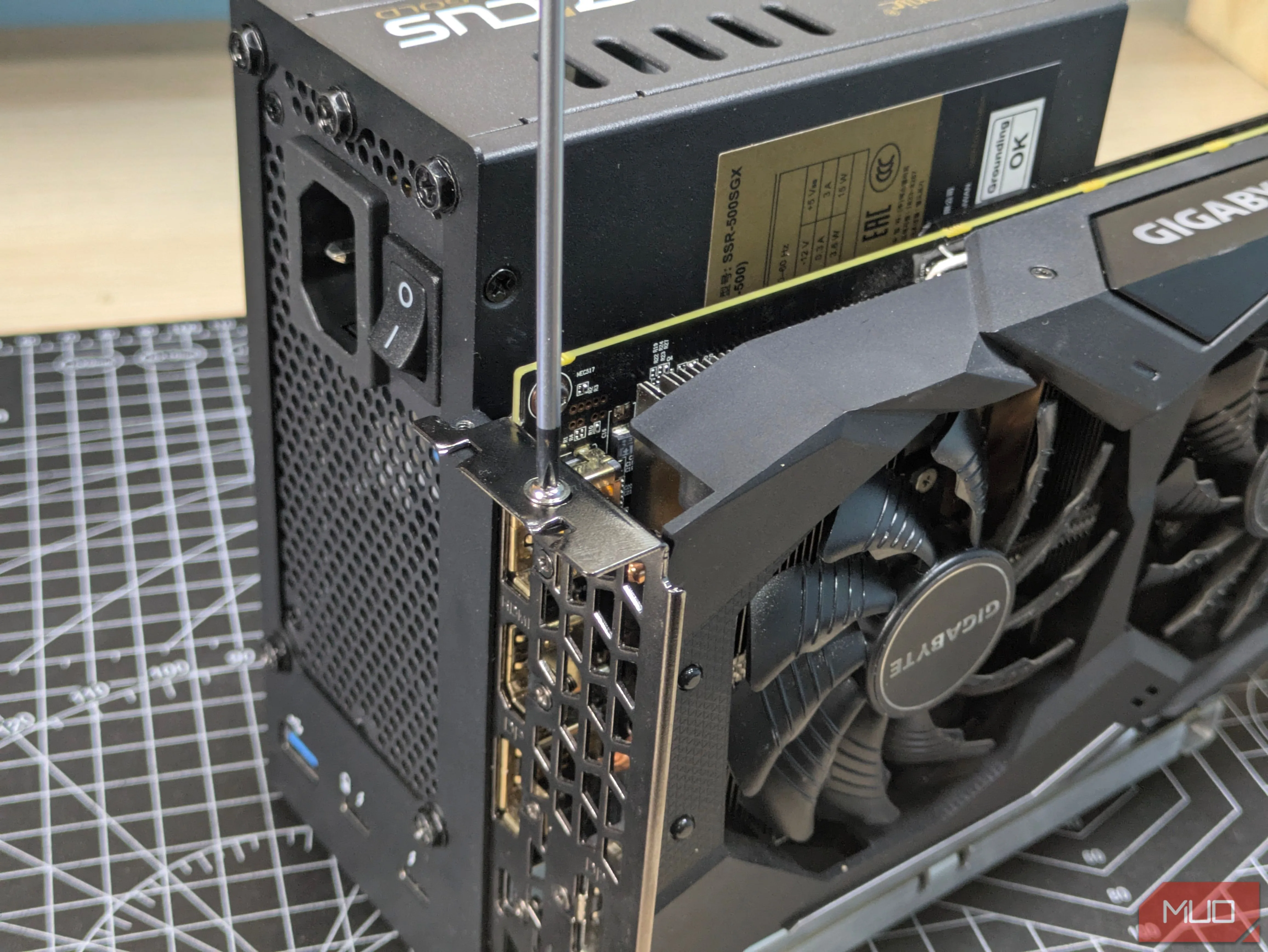 Cố định card đồ họa và bộ nguồn PSU lên khung giữ của dock eGPU, đảm bảo an toàn và chắc chắn
