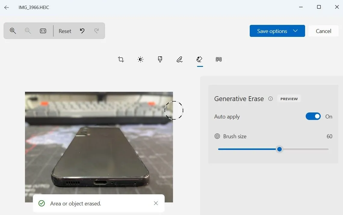 Công cụ Generative Erase xóa vật thể trong ứng dụng Ảnh Windows 11
