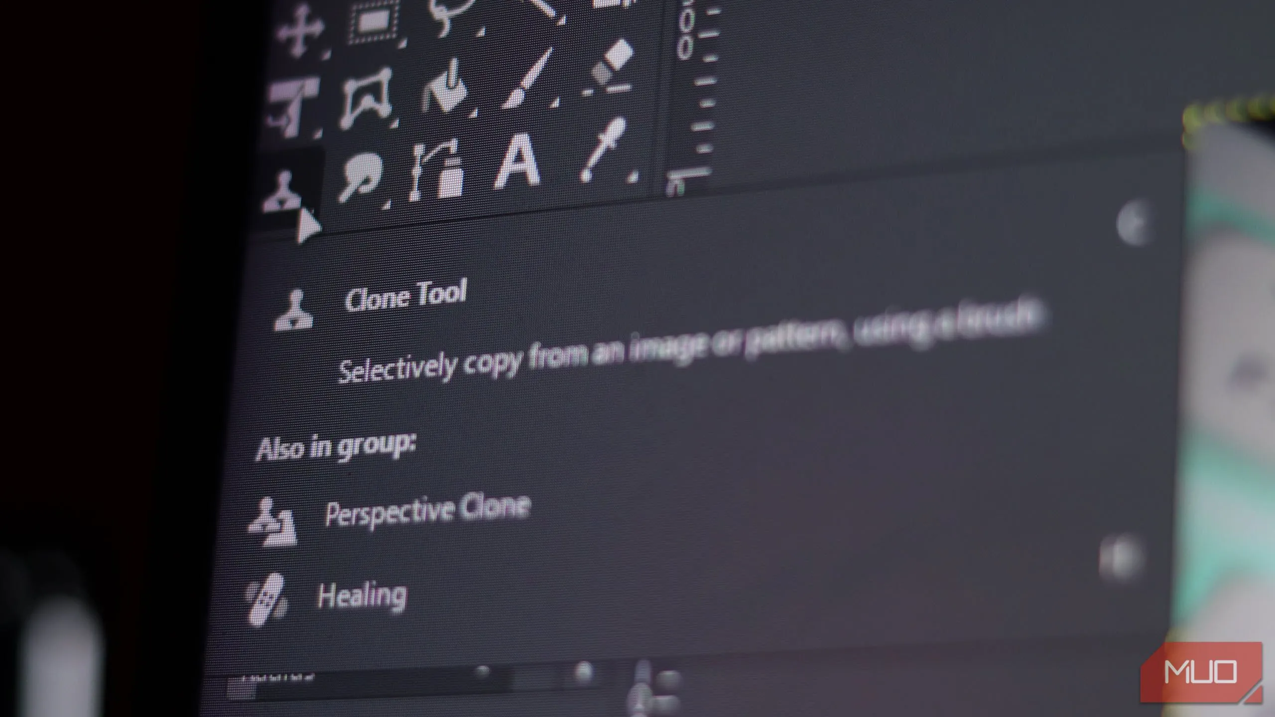 Công cụ Nhân bản (Cloning tool) trong GIMP với khả năng điều chỉnh phối cảnh để sao chép chi tiết ảnh.