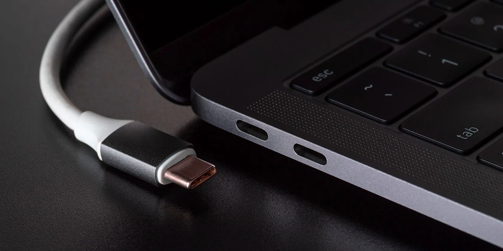 Cổng kết nối USB-C trên laptop với cáp USB-C