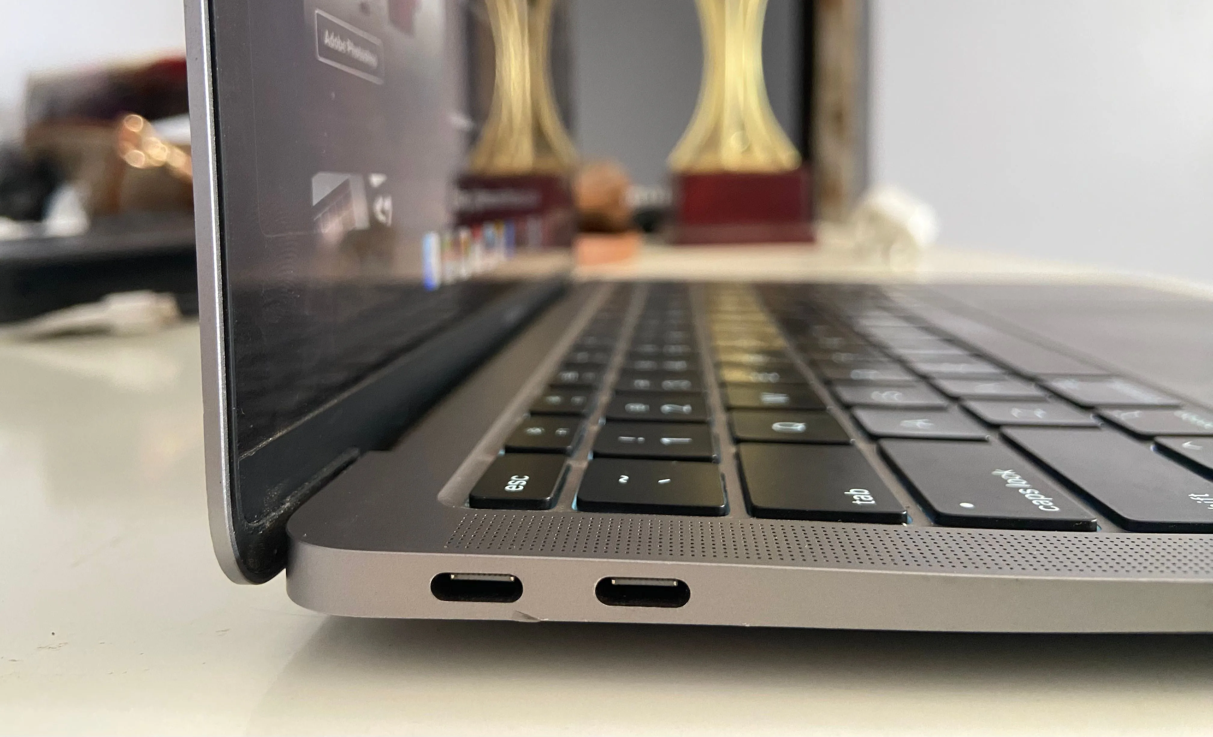 Cổng kết nối USB-C và jack tai nghe trên MacBook Air M1, điển hình cho sự hạn chế cổng.