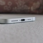 Cổng sạc USB-C trên một chiếc iPhone 16 Plus màu bạc, thể hiện sự chuyển đổi sang chuẩn kết nối phổ biến.