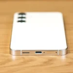 Cổng sạc và micro ở cạnh dưới điện thoại Samsung Galaxy S24 Plus, minh họa vị trí micro.