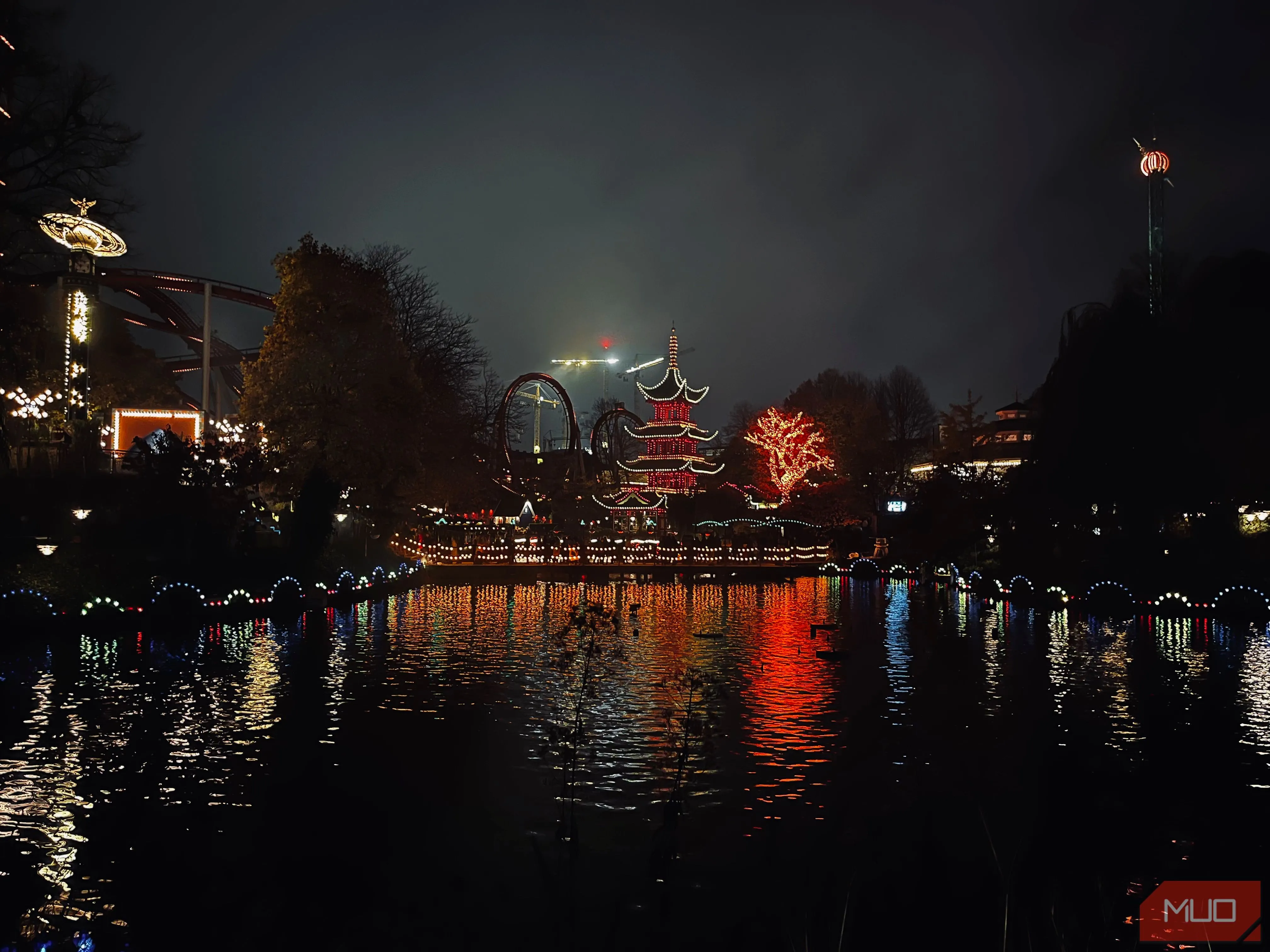 Công viên giải trí lung linh ánh đèn vào ban đêm, hiệu ứng ấn tượng từ chế độ Night Mode
