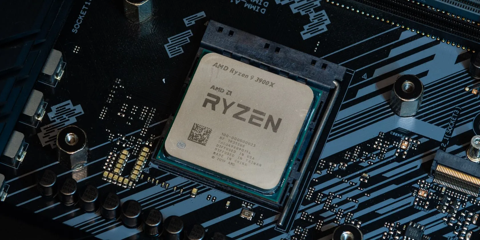 CPU Ryzen được lắp trên bo mạch chủ đã vệ sinh sạch sẽ, minh họa việc bảo dưỡng linh kiện