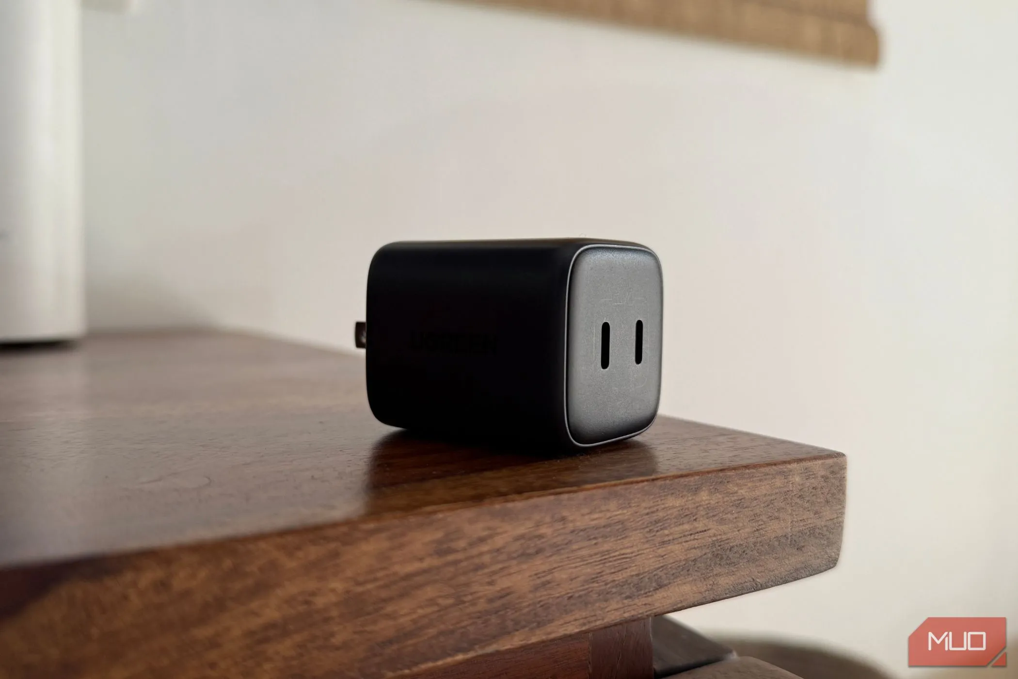 Củ sạc đa cổng với nhiều loại cổng USB đặt trên bề mặt gỗ, minh họa sự đa dạng của bộ chuyển đổi nguồn cho iPhone.