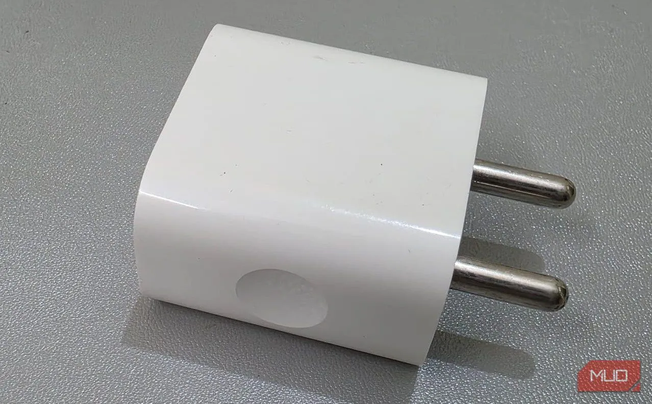 Củ sạc iPhone 20W nhỏ gọn đặt trên mặt phẳng, minh họa cho bộ sạc nhanh hỗ trợ chuẩn USB Power Delivery của Apple