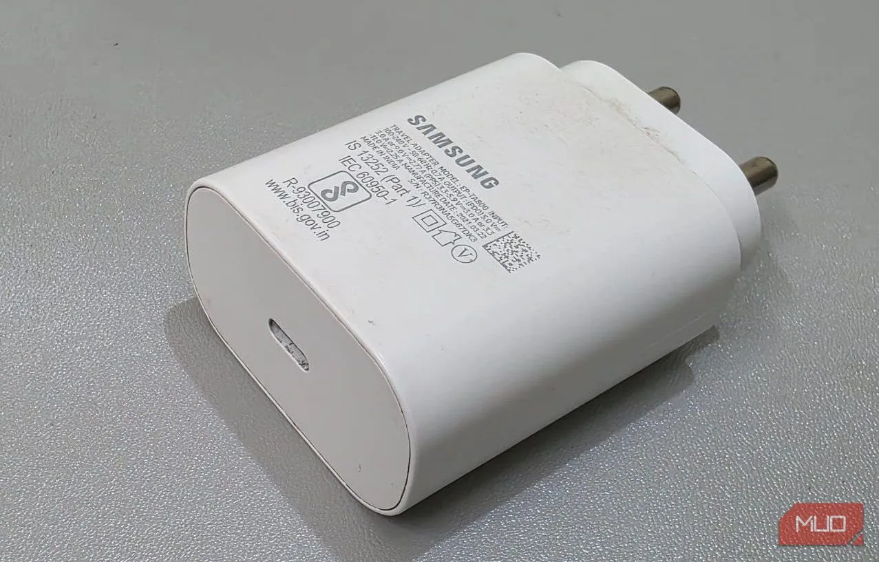 Củ sạc Samsung 25W màu trắng đặt trên bàn làm việc, đại diện cho công nghệ sạc nhanh độc quyền Super Fast Charging của Samsung