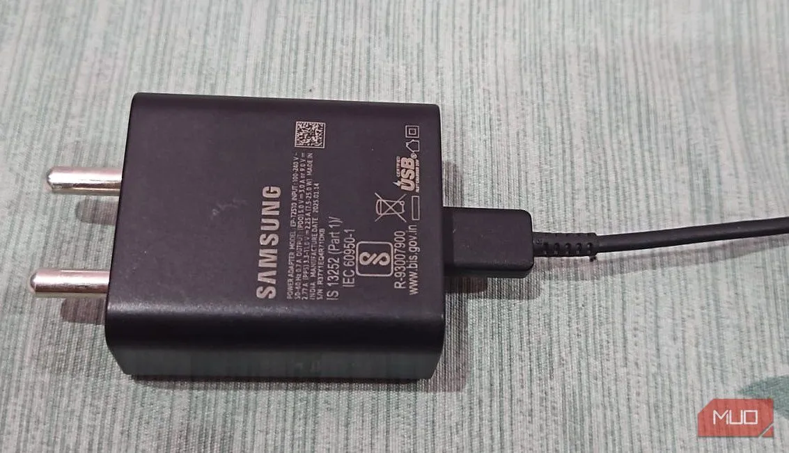 Củ sạc Samsung 25W sử dụng công nghệ GaN nhỏ gọn đặt trên bàn, biểu trưng cho sự tiến bộ trong công nghệ sạc với kích thước nhỏ hơn và hiệu quả hơn