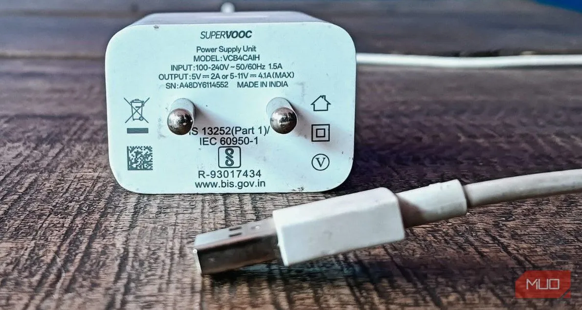 Củ sạc SuperVOOC và cáp USB-A đặc trưng cho công nghệ sạc nhanh độc quyền