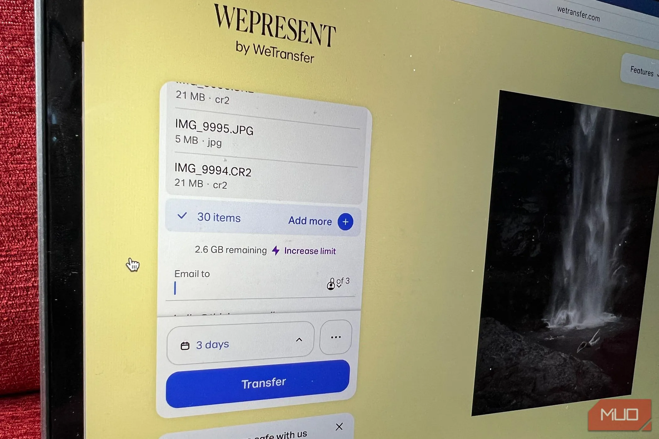 Cửa sổ chuyển file của WeTransfer hiển thị giới hạn dung lượng và thời gian lưu trữ.