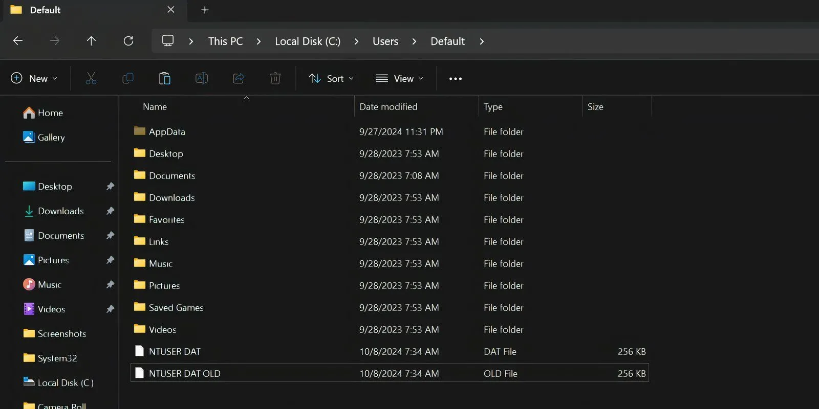 Cửa sổ File Explorer đang hiển thị vị trí thư mục &quot;Default&quot; nơi lưu trữ các tệp cấu hình hồ sơ người dùng.