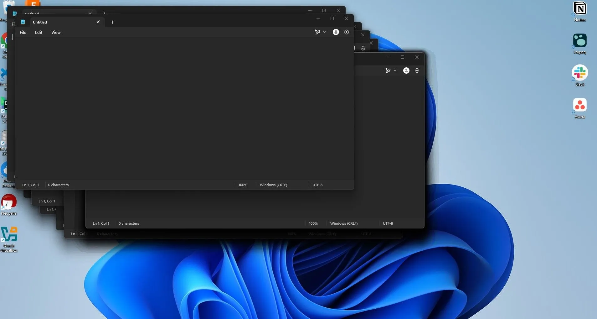 Cửa sổ PowerShell đang chạy lệnh tự động mở nhiều Notepad để trêu chọc đồng nghiệp