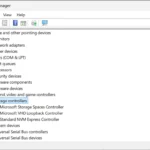 Cửa sổ Quản lý Thiết bị Windows hiển thị các bộ điều khiển lưu trữ được đánh dấu để cập nhật driver NVMe.