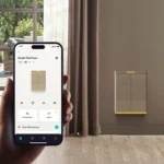 Cửa tự động thông minh Pawport được lắp đặt trong nhà, hiển thị ứng dụng điều khiển trên điện thoại.