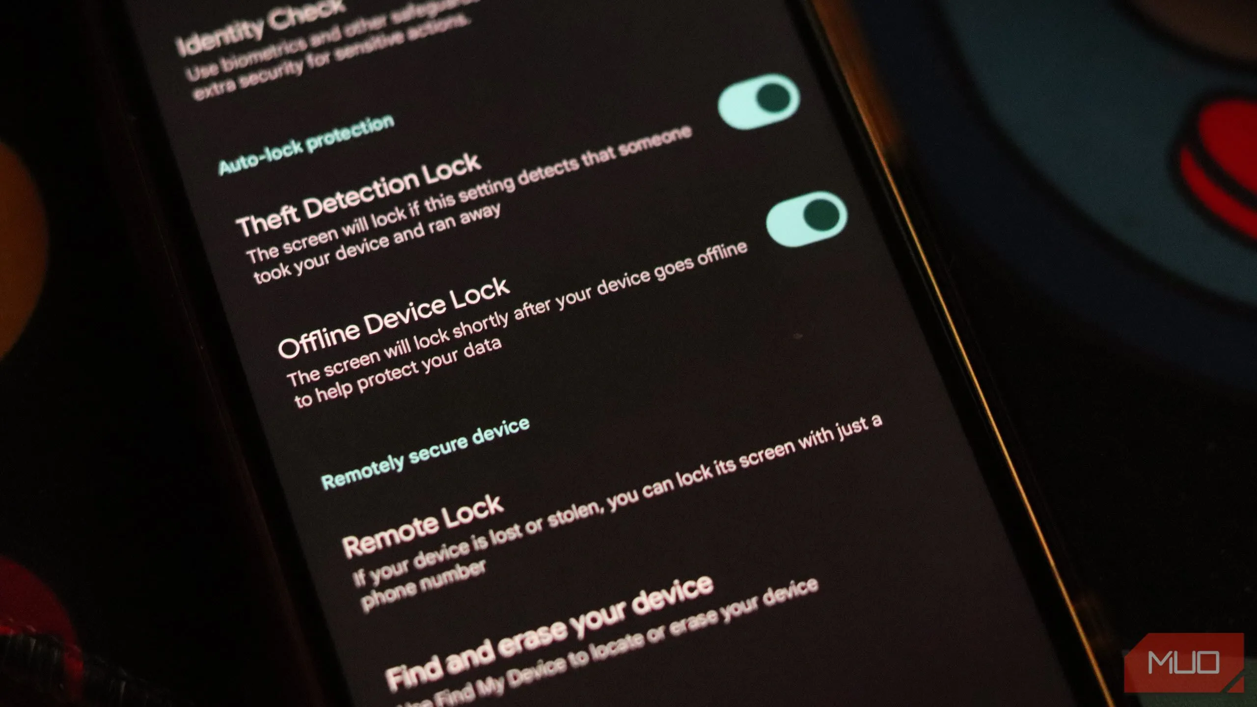 Danh sách các tính năng bảo vệ chống trộm nâng cao trong cài đặt Android 16, minh họa các tùy chọn như Khóa phát hiện trộm cắp và Khóa thiết bị ngoại tuyến.