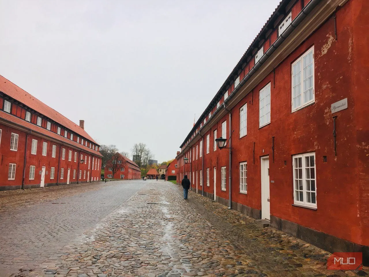 Dãy doanh trại màu đỏ nổi bật tại pháo đài Kastellet, Copenhagen dưới bầu trời mờ sương