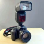 Đèn flash Godox V860II gắn trên máy ảnh chuyên nghiệp