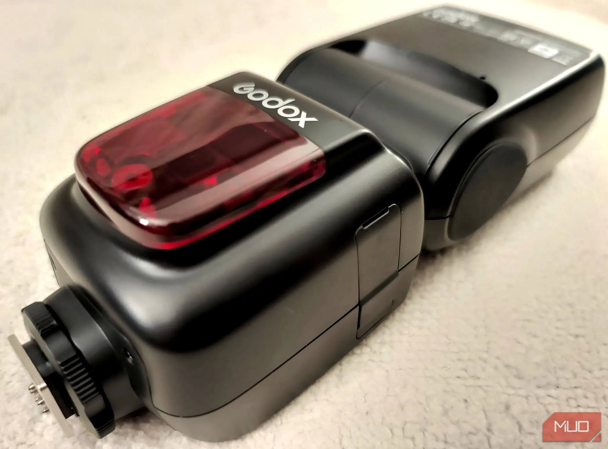 Đèn flash máy ảnh Godox V860II-C đặt trên tấm vải màu be