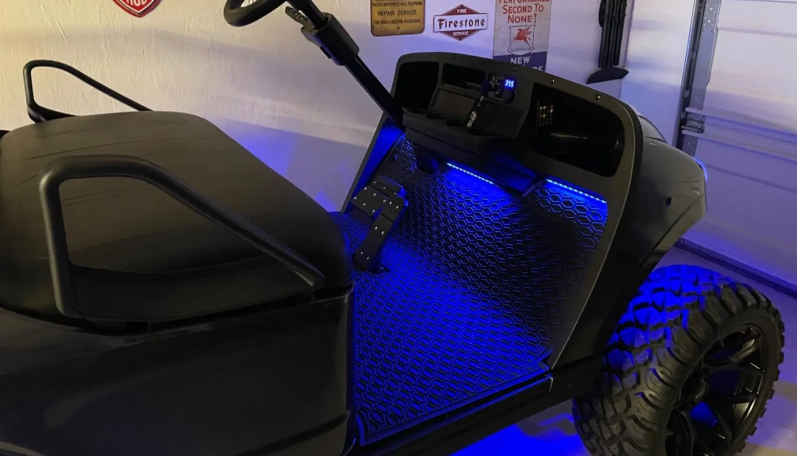 Đèn LED trang trí nội thất ô tô Nilight màu xanh dương lắp đặt trên sàn và gầm xe điện.