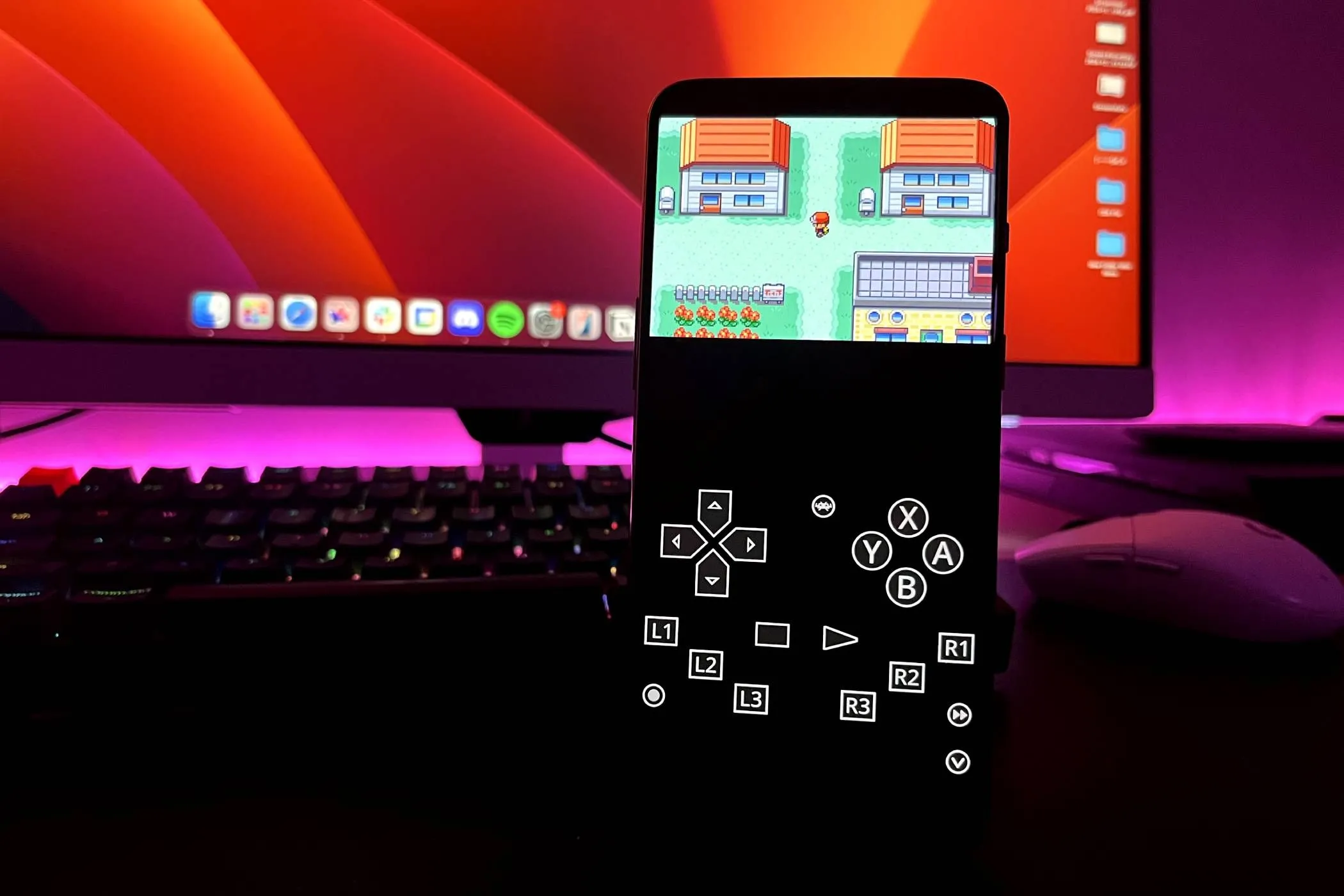Điện thoại Android chạy game Pokémon Fire Red thông qua giả lập RetroArch, thể hiện khả năng chơi game cầm tay.