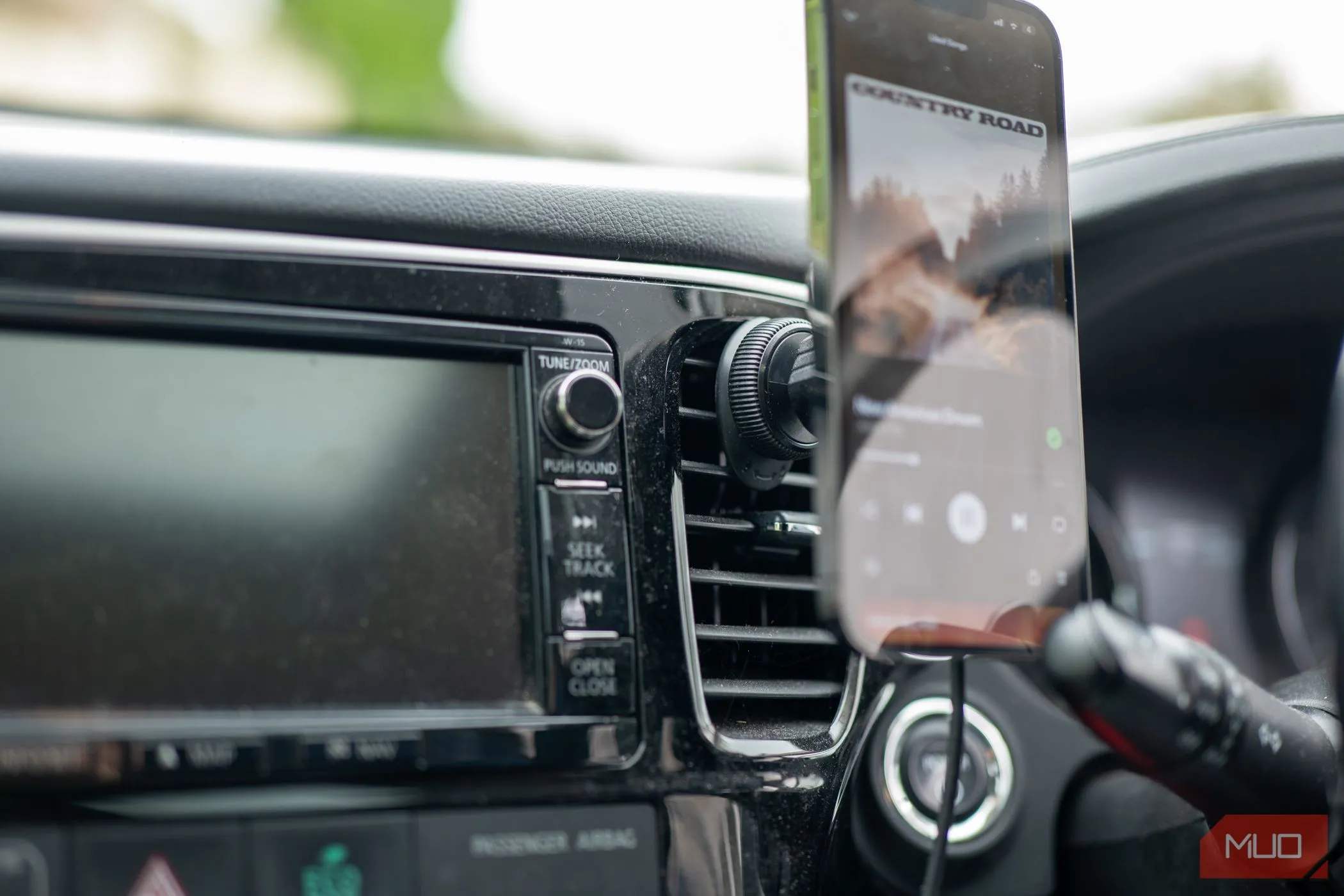 Điện thoại Android gắn trên giá đỡ ô tô, sử dụng như camera hành trình hoặc màn hình Android Auto.