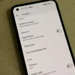 Điện thoại Android hiển thị chế độ sáng với nền trắng và giao diện ứng dụng tiêu chuẩn.