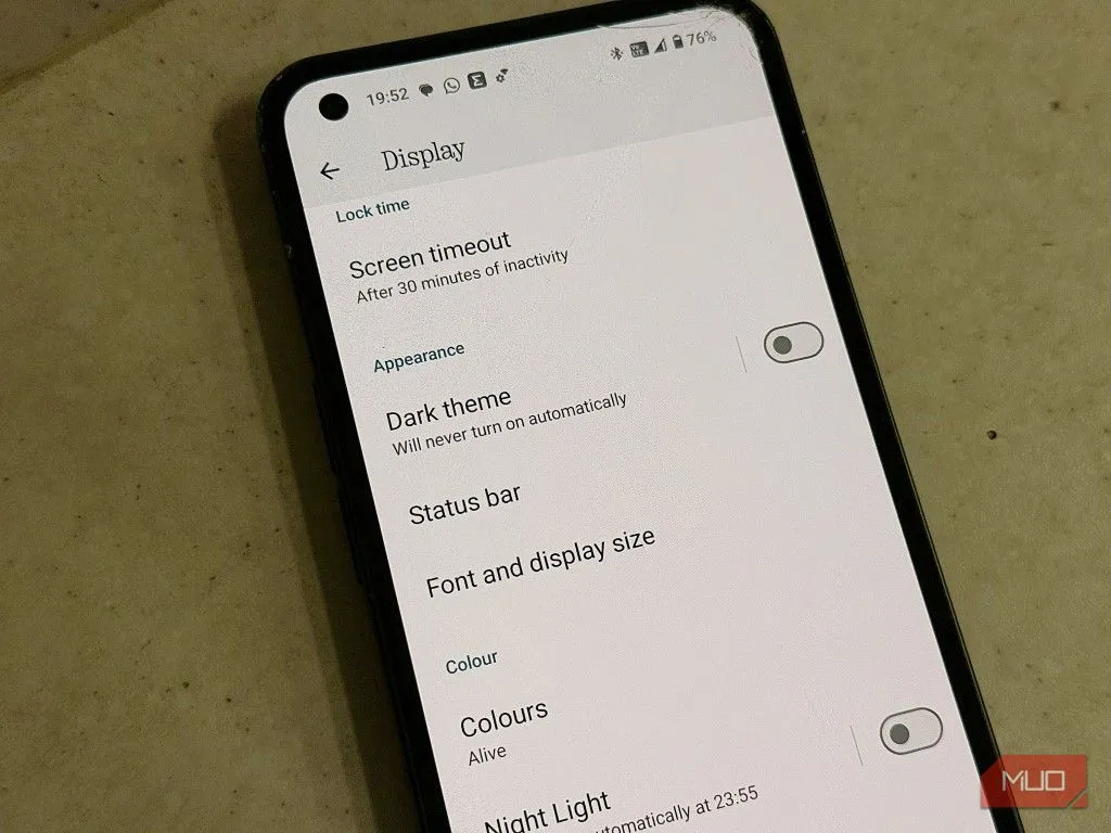 Điện thoại Android hiển thị chế độ sáng với nền trắng và giao diện ứng dụng tiêu chuẩn.