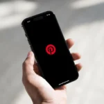Điện thoại bật chế độ tối Dark Mode hiển thị ứng dụng Pinterest