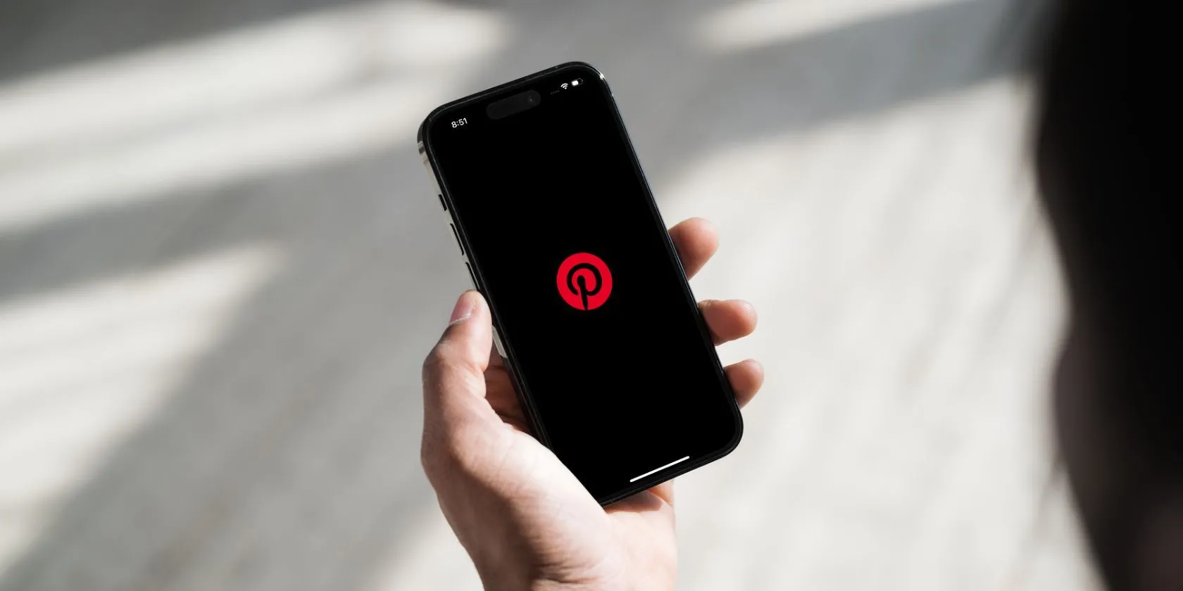 Điện thoại bật chế độ tối Dark Mode hiển thị ứng dụng Pinterest