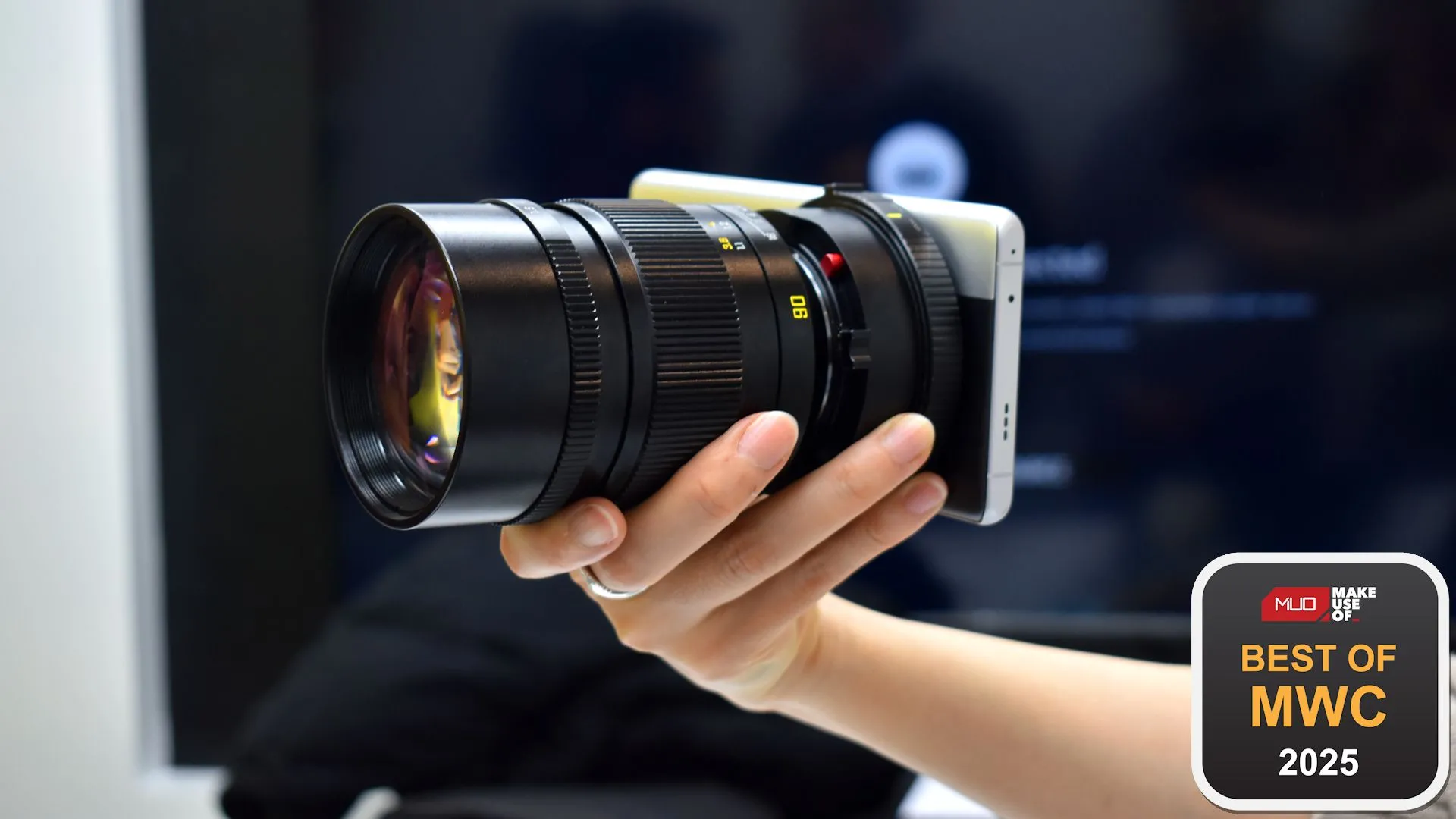 Điện thoại concept Realme Ultra gắn ống kính Leica M-Mount, đoạt giải thưởng tại MWC 2025.