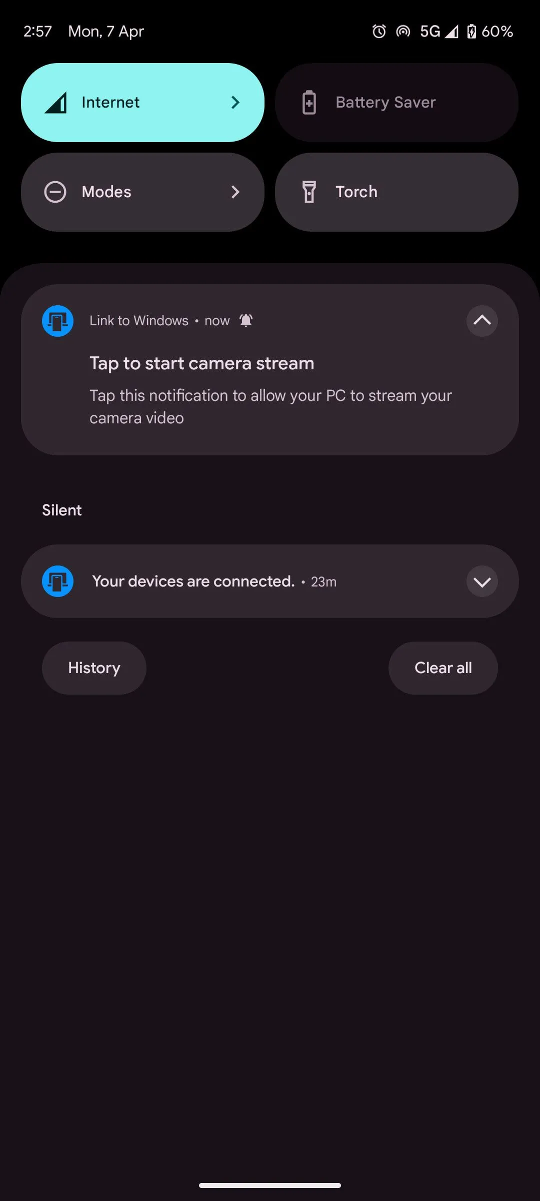 Điện thoại được sử dụng làm webcam không dây cho cuộc gọi video trên máy tính thông qua Phone Link.