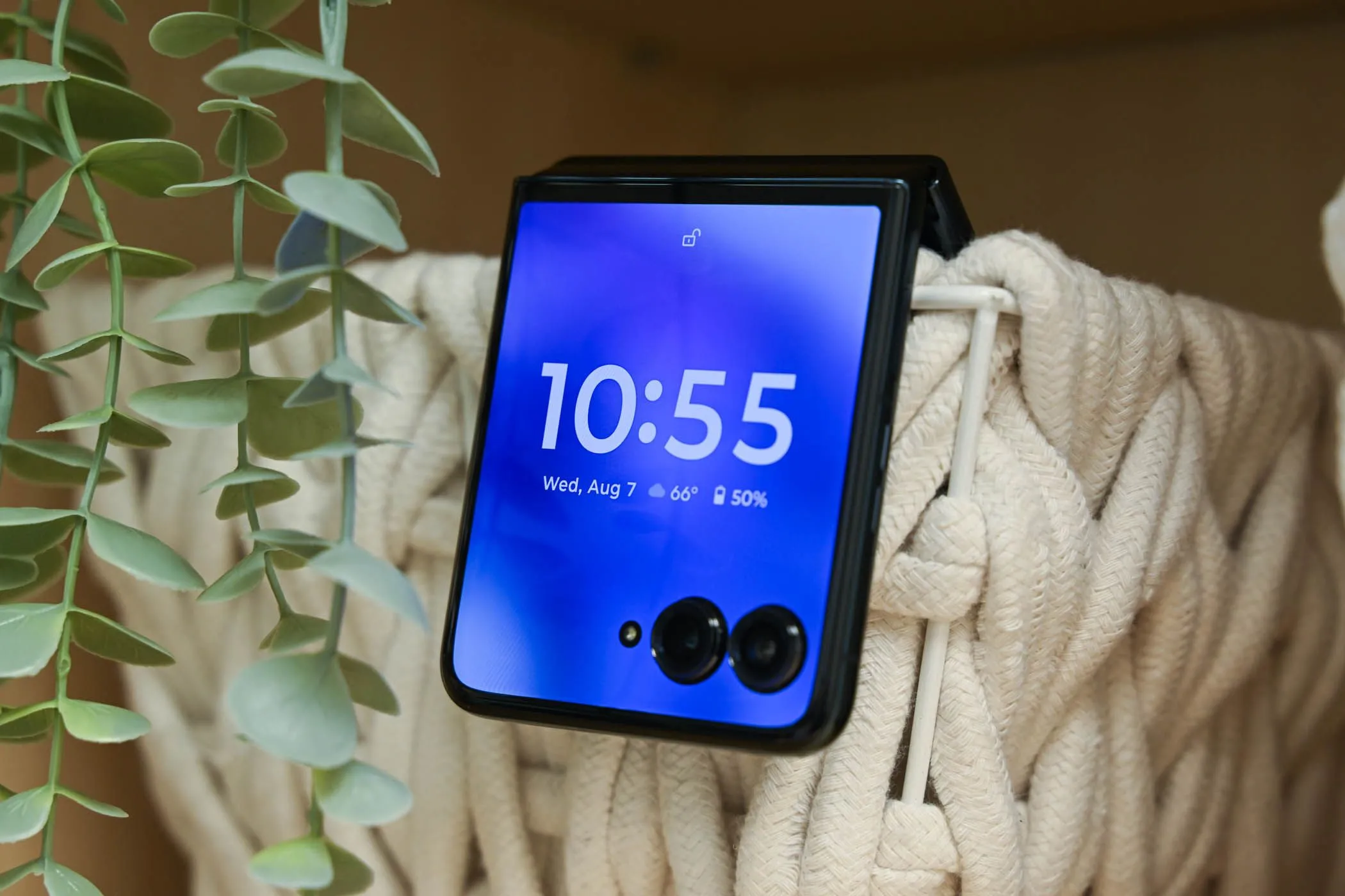 Điện thoại gập Motorola Razr+ đang gập lại với màn hình ngoài hiển thị