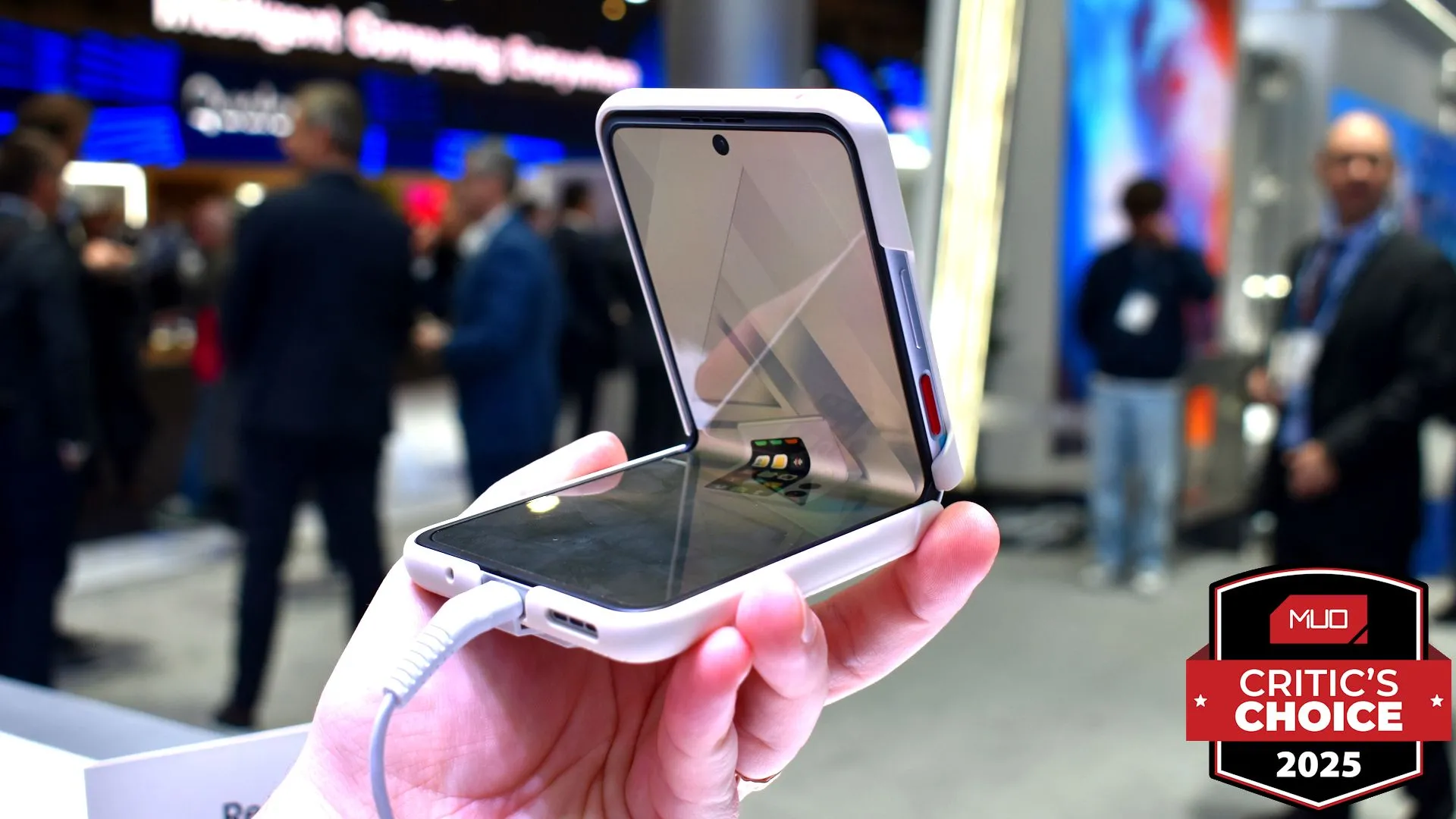 Điện thoại gập Nubia Flip 2 mở hé tại MWC 2025 nhận giải thưởng.