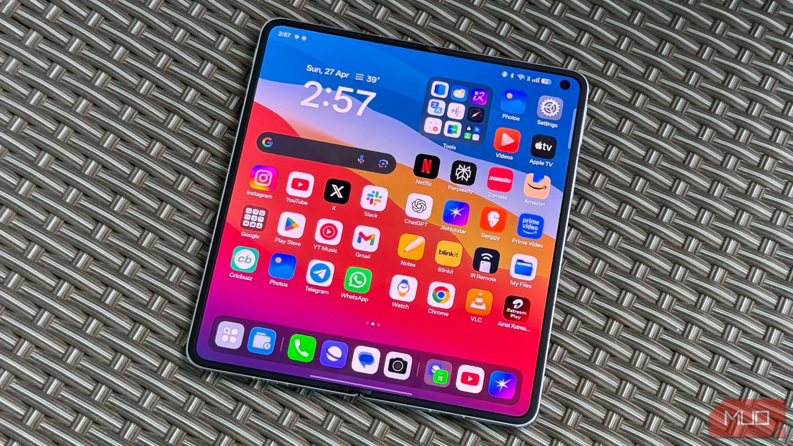 Điện thoại gập Oppo Find N5 được cầm trên tay, thể hiện thiết kế tổng thể và độ mỏng ấn tượng.